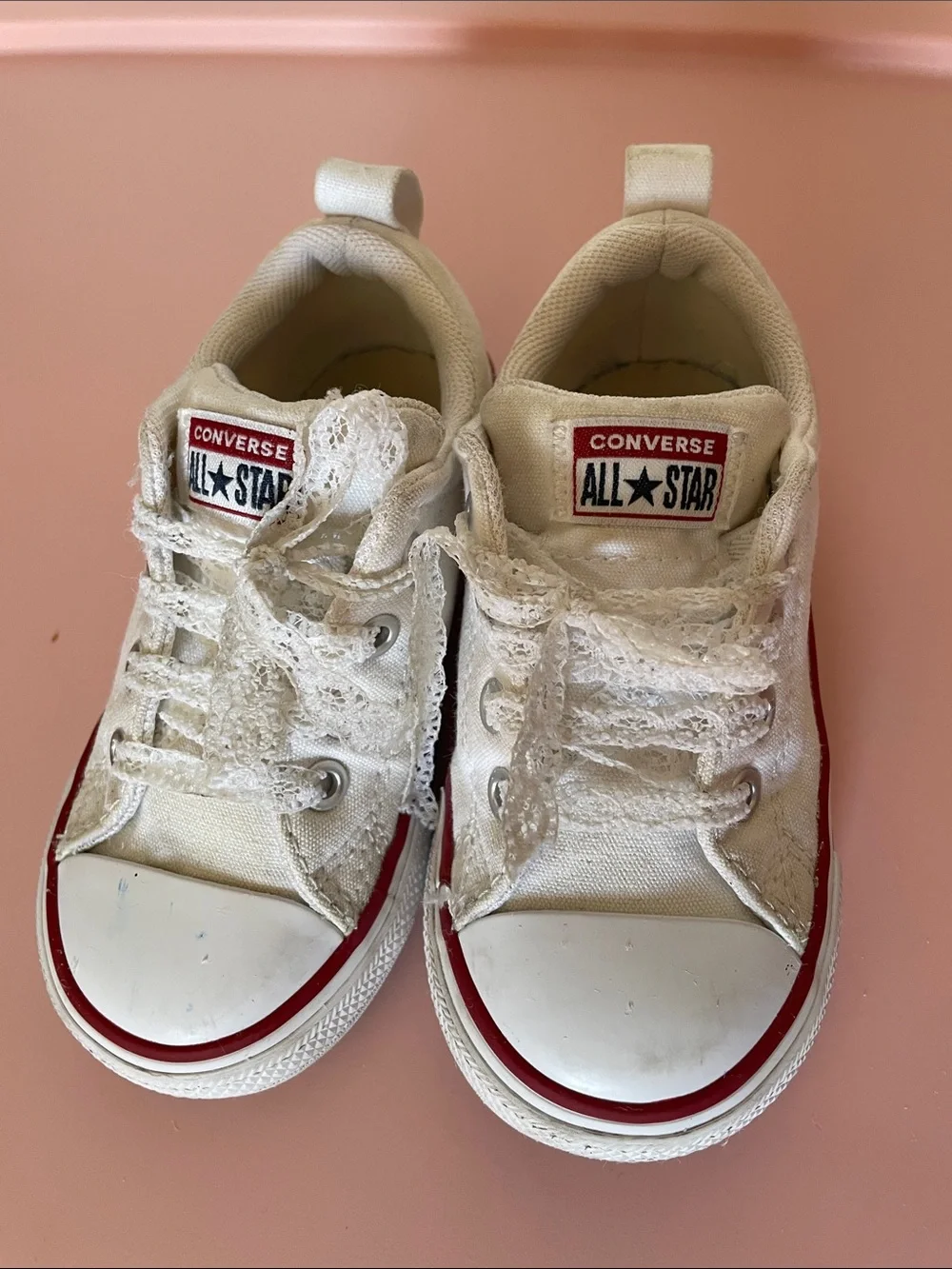Converse low with elastic